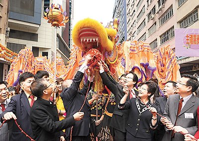香港旅游大角咀庙会热闹开幕 “金龙吐珠”成焦点 
