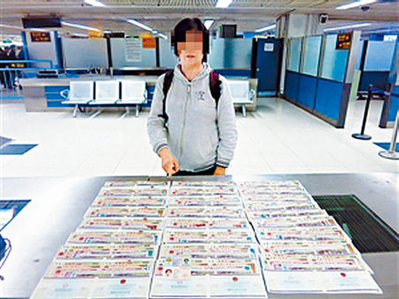 香港女子背25万珍藏版人民币北上被海关拦查