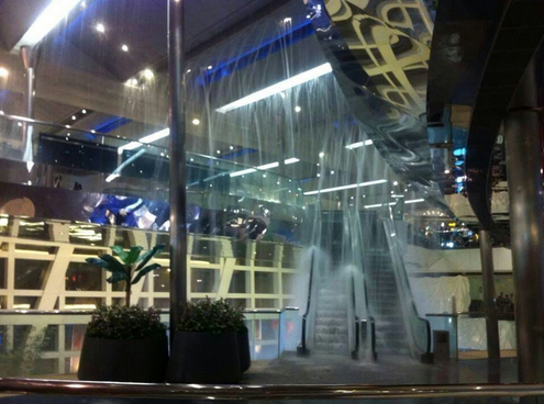 香港旅行：雨雹交袭反转香江 港铁站变瀑布河流