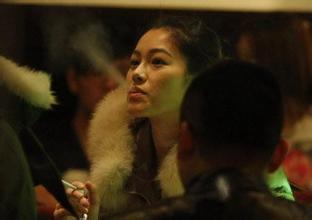 内地知名女星秦海璐,也爱抽烟,她抽起来的神情也特别帅气.