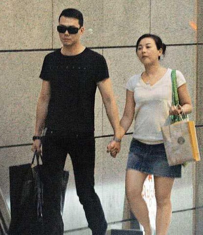 cn香港自由行      谢天华同他太太tina结了婚八年,一直都没有小朋友