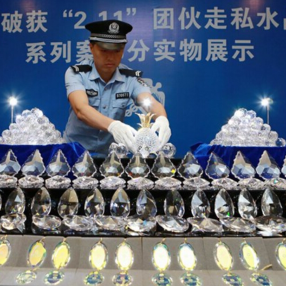 拱北海关侦破近年全国最大走私水晶案 检1.78亿颗水晶