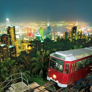 香港旅行：令人心醉的景色，带上她香港太平山顶等你来醉