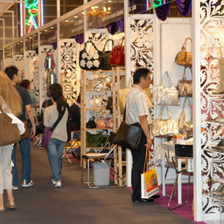 香港时装节春夏系列开幕 LED灯鞋等创意产品亮相