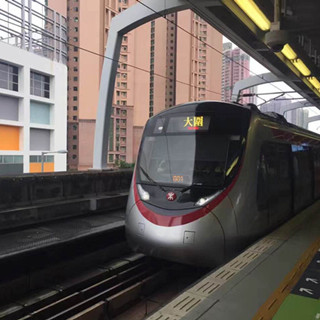 “长客造”香港地铁沙中线首列车上线运营