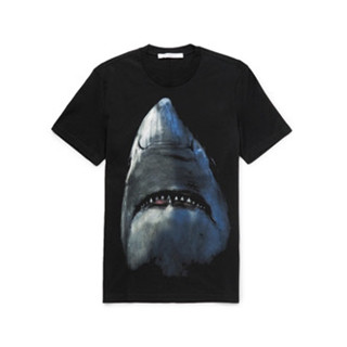 香港时尚：Givenchy 重新推出经典鲨鱼图案系列，致敬 Riccardo Tisci 代表之作