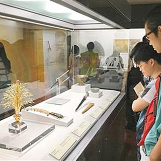 台北故宫珍藏器物讲述蒙回藏故事 桦皮凤冠亮相