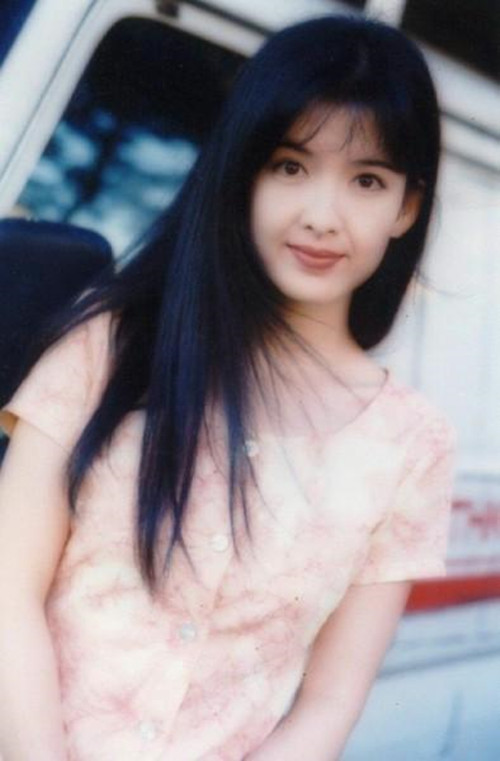 周慧敏晒18岁嫩照30年后清纯感一点没变