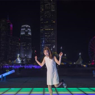 香港「光影游乐园」五彩「怪兽」逗趣