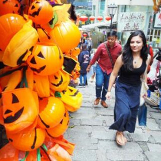 图集 | 香港中环石板街 万圣节饰品销情旺