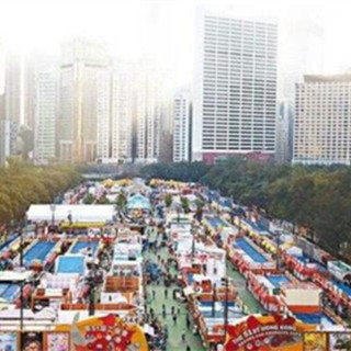 香港工展会推出办年货优惠 市民不畏人多入场采购