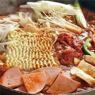 吃鸡可不仅仅是款好玩的游戏，还可能是某人正在香港柳氏家吃新推出的新强孜然风味辣炒鸡！