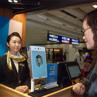支付宝“蜻蜓”飞入香港机场 内地游客购物可“刷脸”