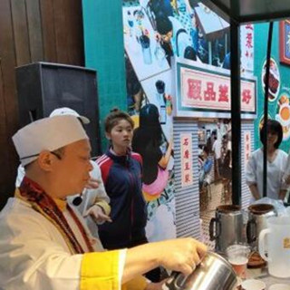 香港地道美食“飘香”成都 “金茶王”现场冲制港式奶茶