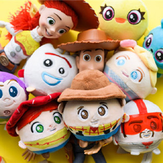 香港购物：萌翻天了！被一大群反斗奇兵4玩偶包围