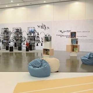 首届香港图书馆节举办 参观者可阅读夜光书手电筒书