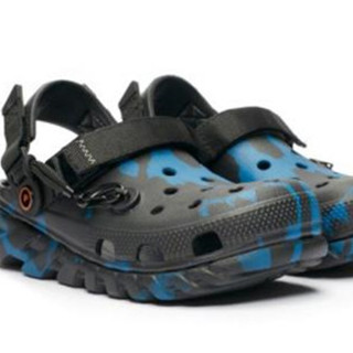 香港时尚：Post Malone 携手 Crocs 推出全新联名鞋款