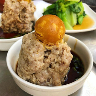 香港美食：开了五十多年的民声冰室的「巨塔肉饼」超级吸睛！