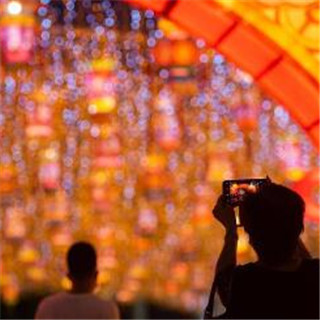 澳门在公共场所布置节日灯饰喜迎中秋国庆