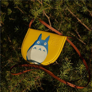 香港时尚：Loewe X《龙猫》治癒系列登场！经典Hammock Bag到服饰全都变得超可爱！