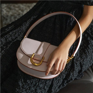 香港时尚：都市丽人必须拥有 CHARLES & KEITH马鞍包​​​​