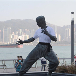 尖沙咀李小龙铜像换新装　重现电影《唐山大兄》造型