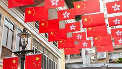香港街头庆祝国庆气氛逐渐浓厚