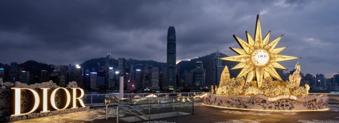 香港时尚：Dior巨型节日灯饰登场！梦幻浪漫的10 米高星星、玫瑰装置艺术