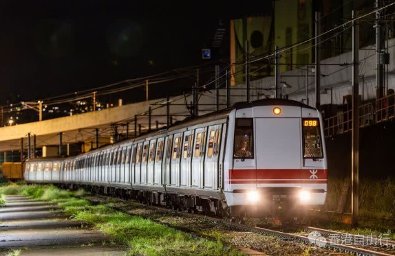 港鐵復(fù)古列車今午彩虹站開出　周六同站停泊供市民打卡