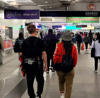 春节假期全国1436.6万人次出入境 港澳台居民占近4成