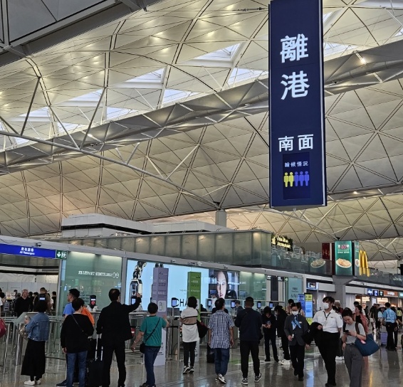 预算案｜罗淑佩：增加飞机乘客离境税不会影响旅客访港意愿