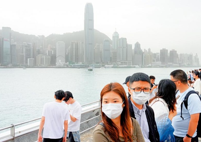 沙尘扑港风势减弱 多区空气污染严重 医生：避免户外剧烈运动