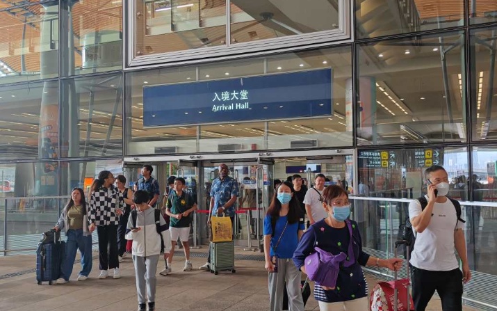 截至下午4时 逾31万人次入境 24万人次出境