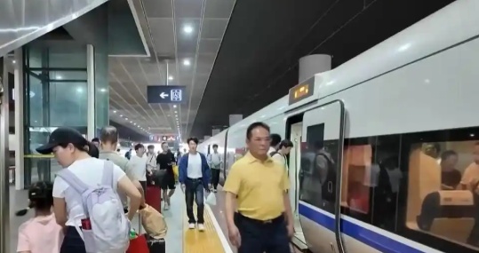 内地女孩高铁坐过站误入香港，两地警方联动送回！