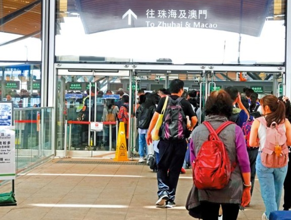 大桥口岸及机场设票站 便利内地港人投票 大桥口岸及机场设票站 便利内地港人投票