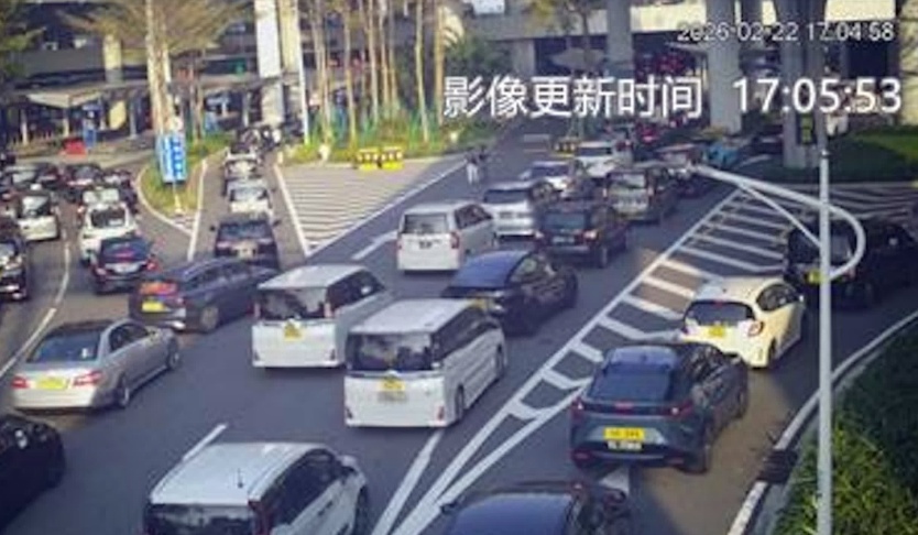 农历新年假期回港潮 港珠澳大桥“极度繁忙”候检时间逾40分钟