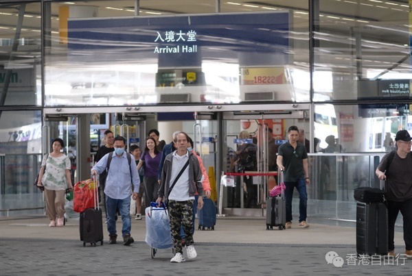 返港潮│截至晚上9时逾99.6万人次出入境 整个假期约236万人次港人外游 返港潮│截至晚上9时逾99.6万人次出入境 整个假期约236万人次港人外游