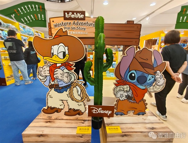 史迪仔与唐老鸭「西部大冒险」期间限定店亮相时代广场 史迪仔与唐老鸭「西部大冒险」期间限定店亮相时代广场