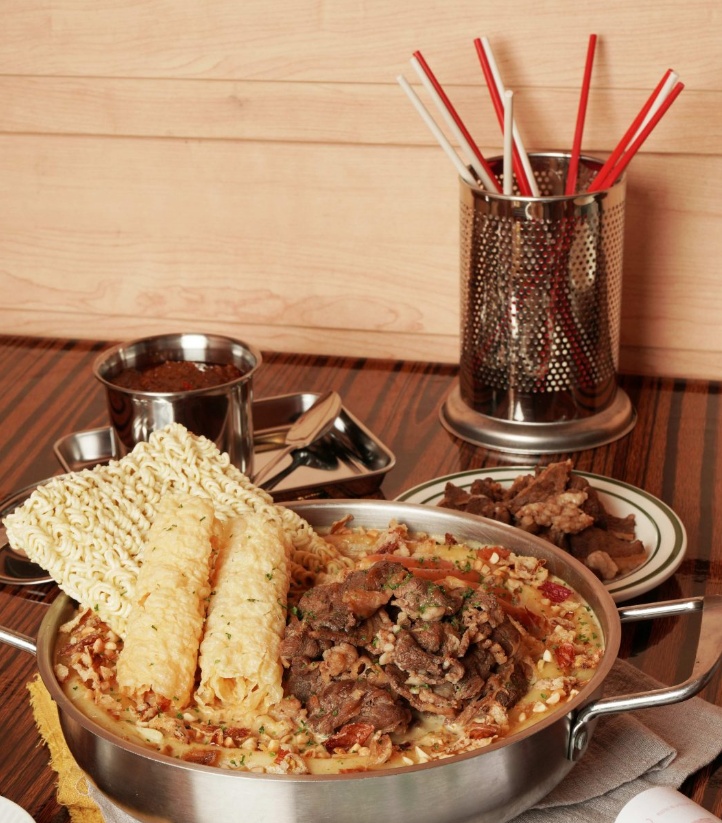 青年大邦隆重推出「沙爹牛五花年糕锅」及「大邦猪脊骨年糕锅」全新追加的「麻辣酱汁底」