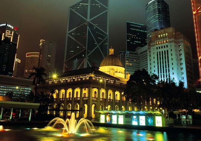大陆与香港之间的经贸往来和投资互补将会不断加强