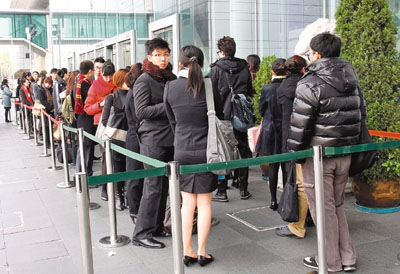 香港旅游业兴旺 千人排长龙应征国泰机舱服务员