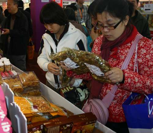 广州港货展生意大旺 逾15万珠三角民众抢购(图)