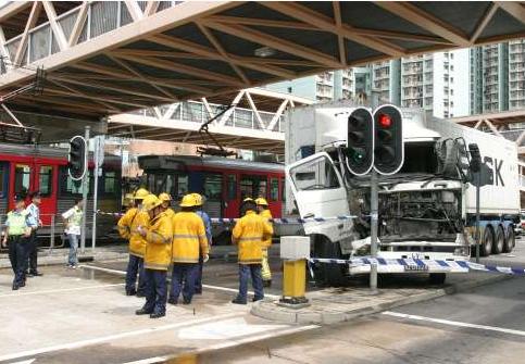 香港轻铁8日酿意外 被货车拦腰撞出轨致23人伤