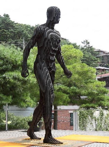 时代广场上映韩国当代艺术展 从雕塑角度看社会点滴
