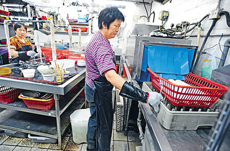 香港最低工资效应:高薪兼职涌现 饮食业空缺最多