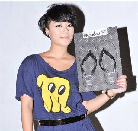 香港买杂志《新Monday》送情侣人字拖 疯抢！