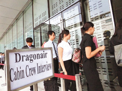港龙航空招聘50个职位 吸引1200人争做空少空姐
