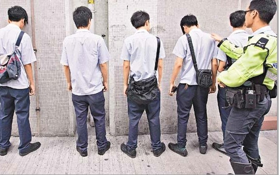 香港校园暴力：怒火街头20学生大混战
