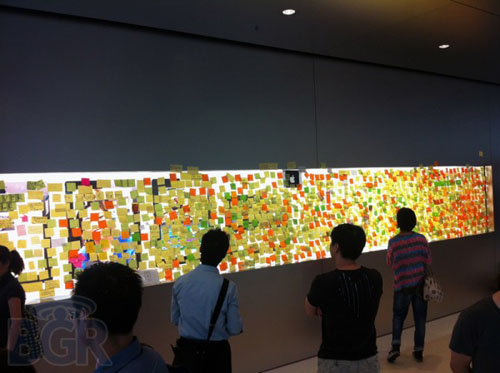 香港苹果零售店内贴满一面墙便签 悼念乔布斯