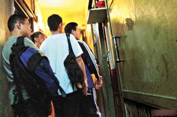 香港2辅警开设秘密淫窟3年 操纵多名内地女卖淫